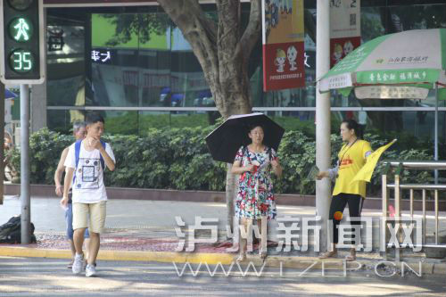 絕大多數(shù)市民都做到了自覺禮讓斑馬線，不橫穿馬路，不翻越欄桿，做到車讓人、人讓車2.JPG